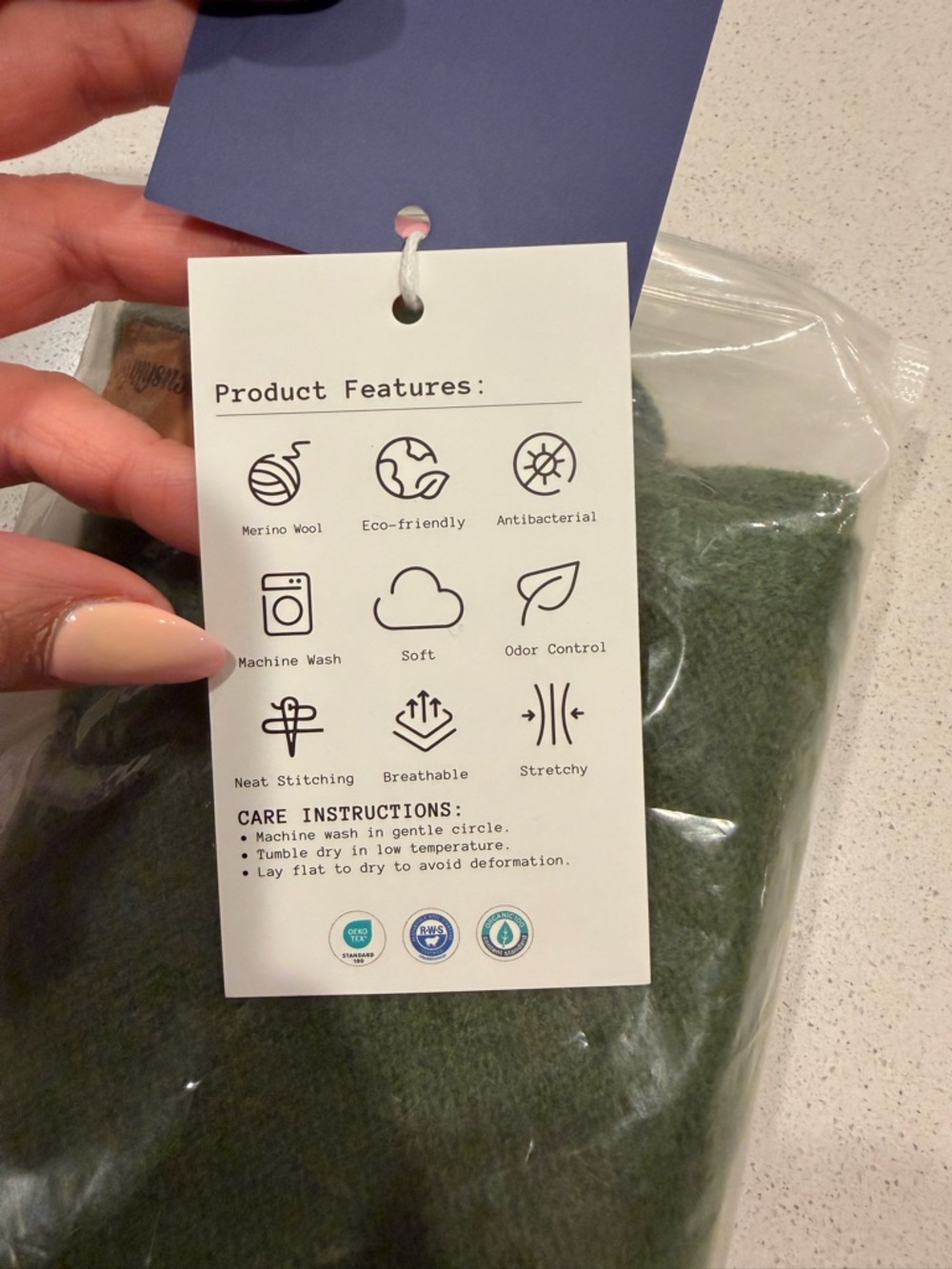 NWT 100% MERINO WOOL GREEN TRIANGLE SCARF - Picture 2 of 3